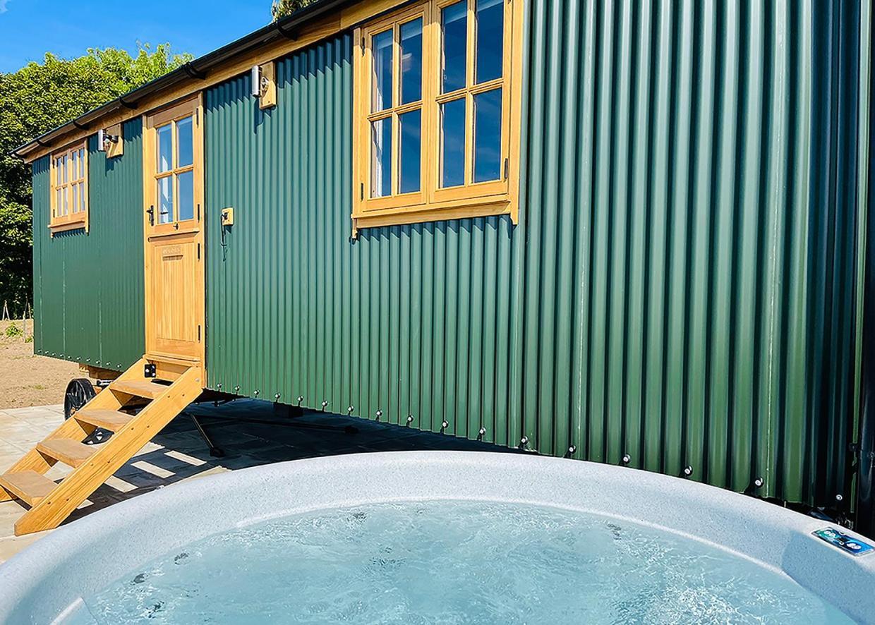Beacon & Luxury Shepherd Huts 3*